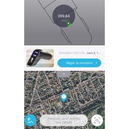 Autolader met gps-tracking met oplichtend logo tracker