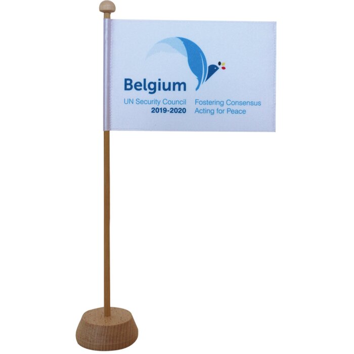 Tafelvlag Satijn 10 x 15 cm met houten standaard