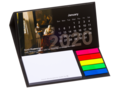 Bureau kalender met sticky notes en pagemarkers