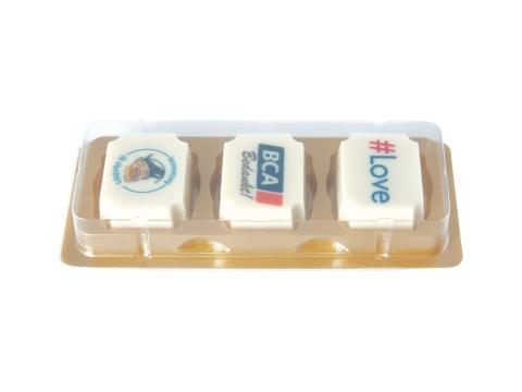 Logo bonbon van witte chocolade met hazelnoot praline